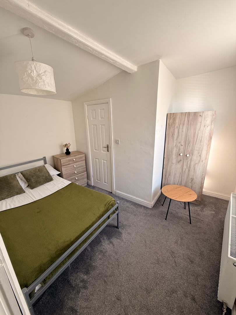 Modern 3 Rooms in Stockport view 3