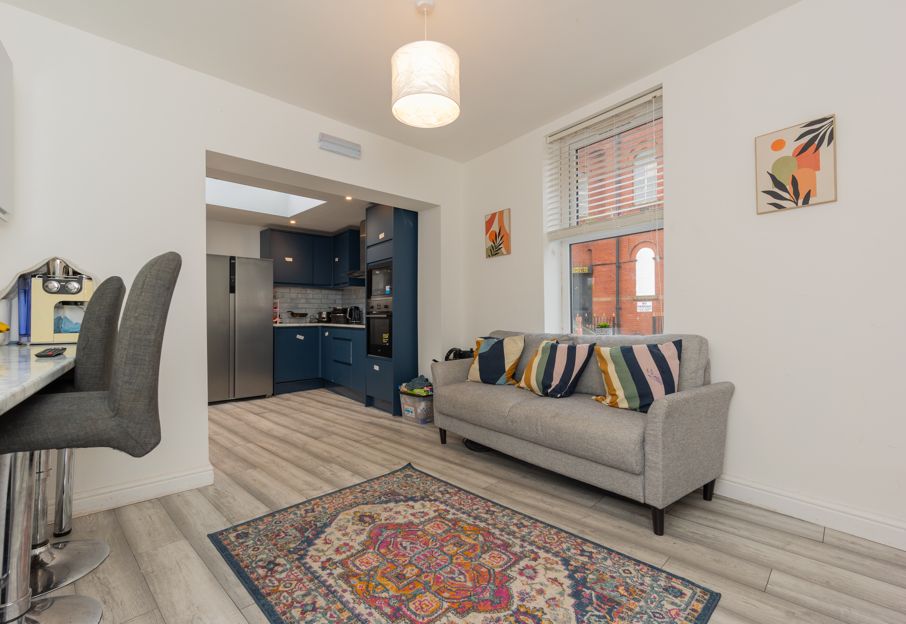 Modern 3 Rooms in Stockport view 4