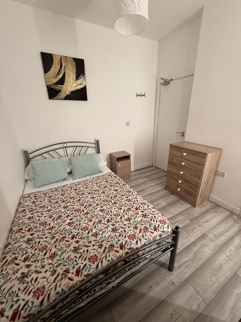 Modern 3 Rooms in Stockport view 5