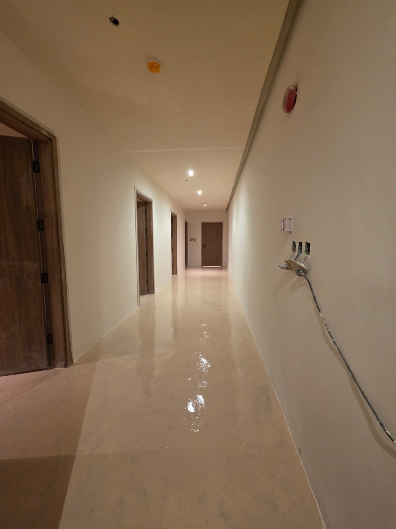 بعد — أرضية ممر مبنى سكني في الرياض — مايكروسمنت سلس ٢٣٣م²