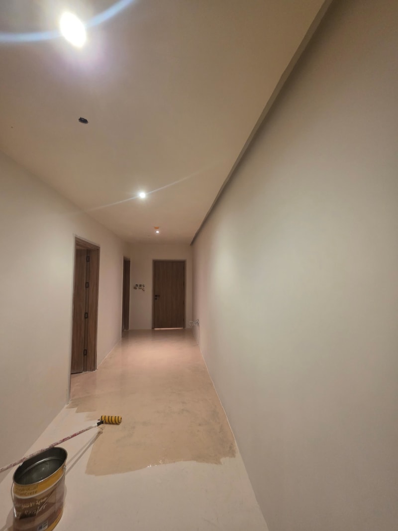 بعد — أرضية ممر مبنى سكني في الرياض — مايكروسمنت سلس ٢٣٣م²