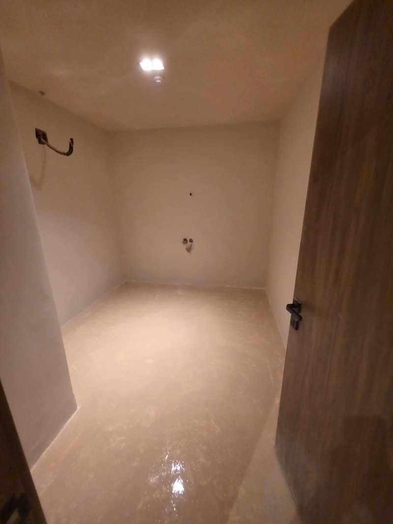 أثناء — أرضية ممر مبنى سكني في الرياض — مايكروسمنت سلس ٢٣٣م²