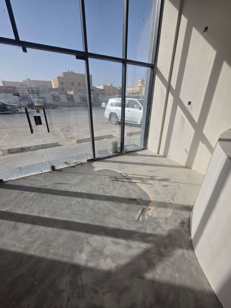 أثناء — أرضية صالة عرض بواجهة زجاجية بلا فواصل — حي الملقا، الرياض