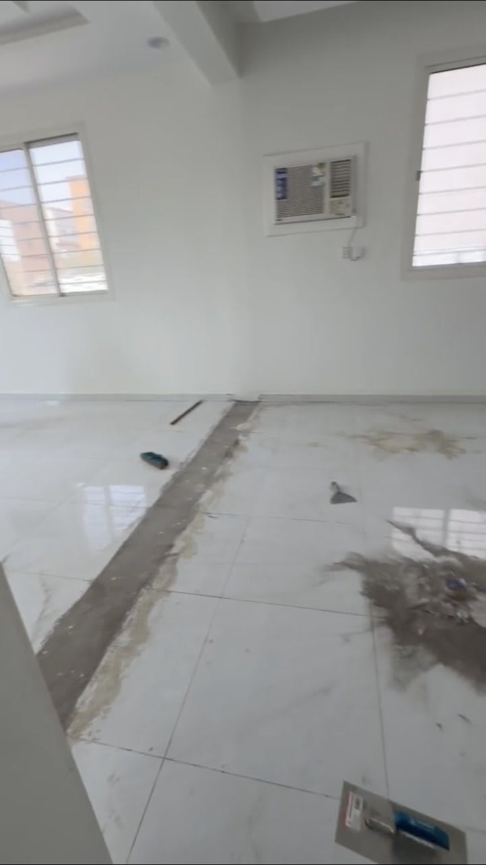أرضية بلاط فاتحة مع مسار إصلاح طويل ومناطق متفرقة قبل تجديد أرضية منزل بمساحة ٧٣ م² في الطائف