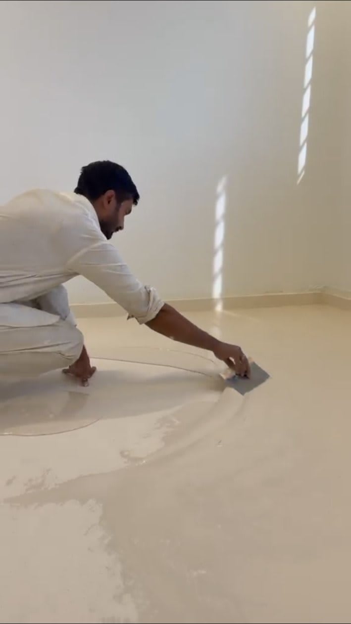 تطبيق تشطيب المايكروسمنت الفاتح يدوياً أثناء مشروع أرضية المنزل الخاص في الطائف