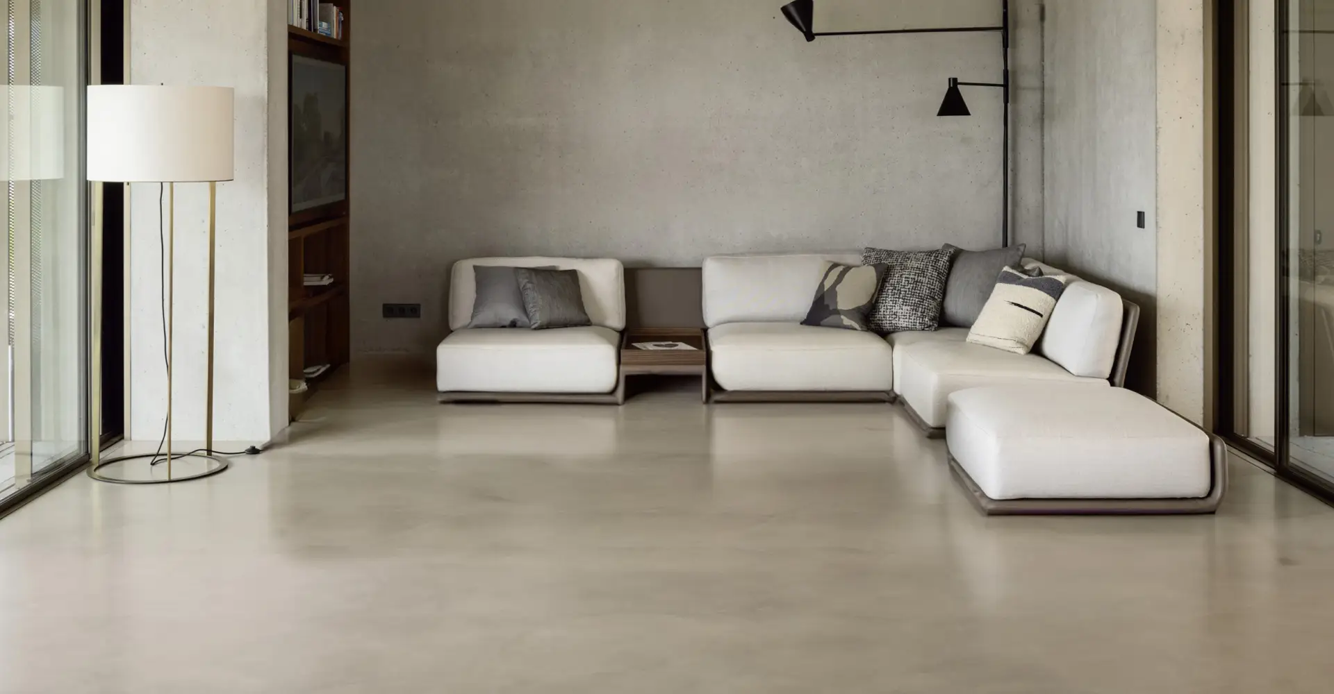 Seamless Greige Flooring for Open-Plan Villas in Riyadh