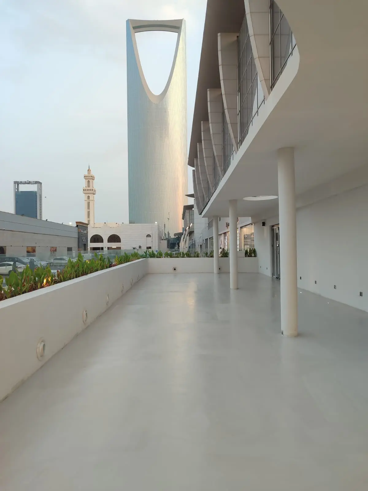 ارضيات مايكروسمنت — كافيه قرب برج المملكة الرياض