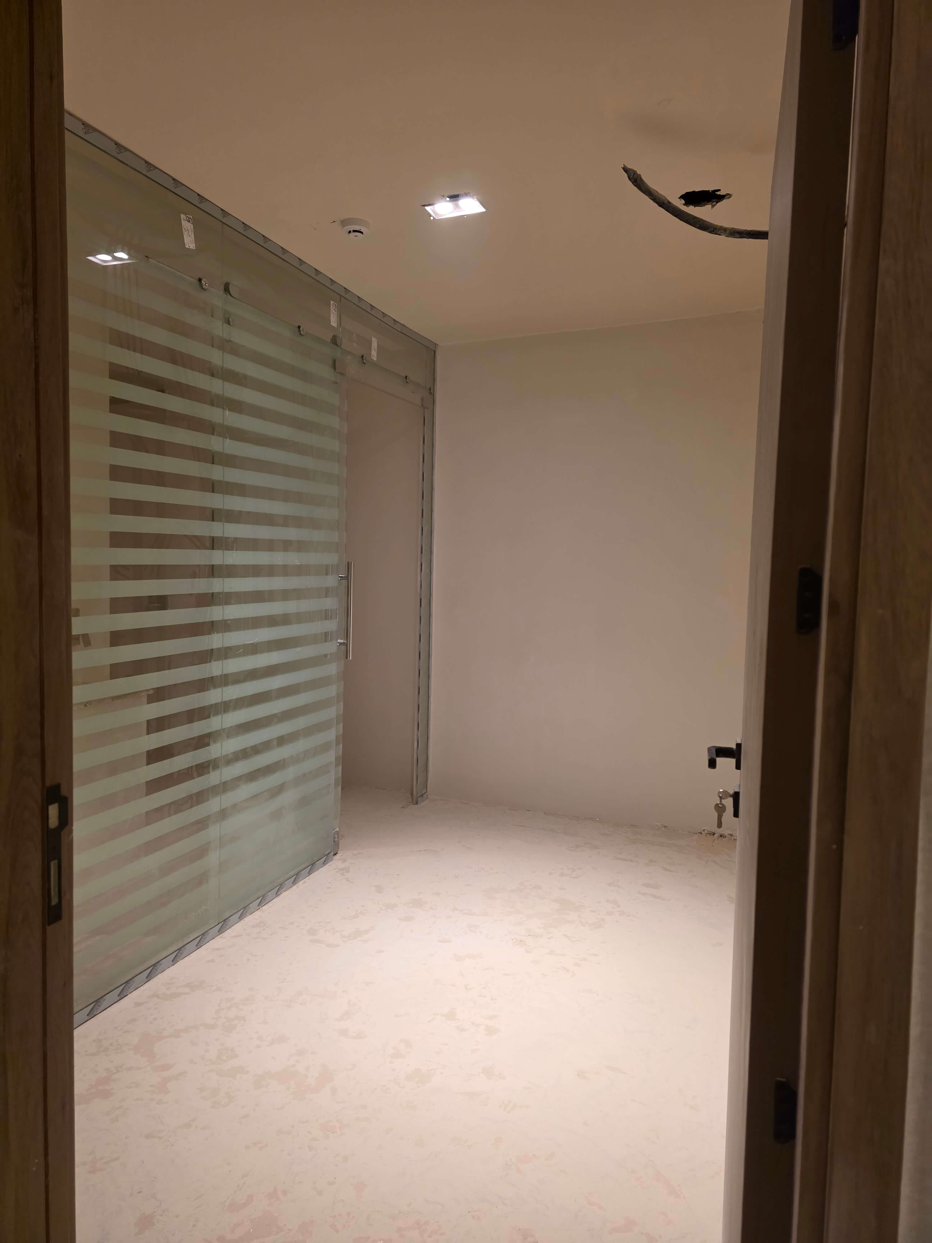 أثناء — ارضيات مايكروسمنت — ممر مبنى سكني في الرياض