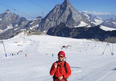 Risalendo le piste da sci con il Cervino alle spalle