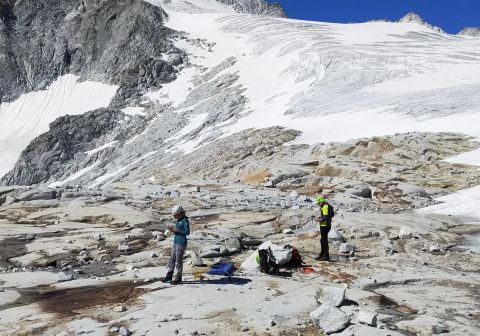 Rocce prima del Sass de la Stria con ghiacciaio e cima alle spalle