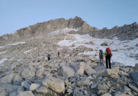 Rocce e nevai verso la vedretta Est