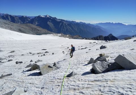 In discesa lungo la vedretta di Lares