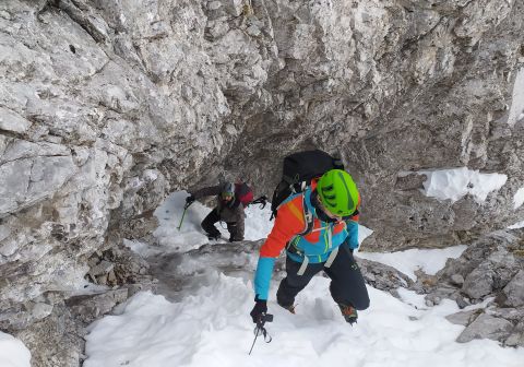 Breve salto di roccia e ghiaccio