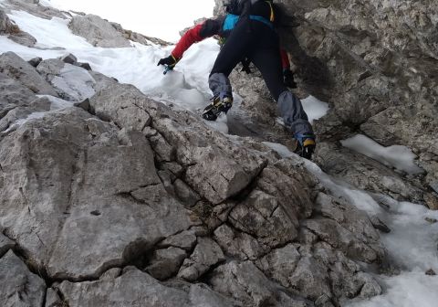 Breve salto di roccia e ghiaccio