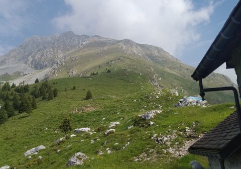 Cima Moren e la dorsale erbosa da risalire dalla Chiesetta degli Alpini