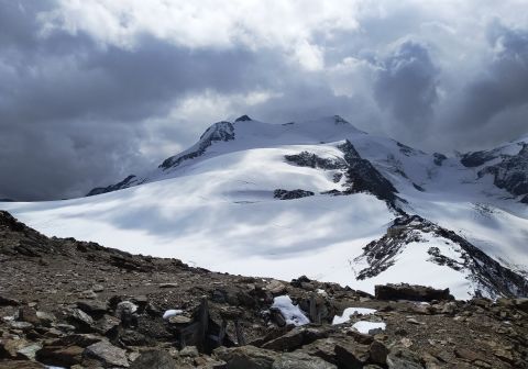 Salendo verso Cima Solda, uno sguardo indietro verso il Cevedale