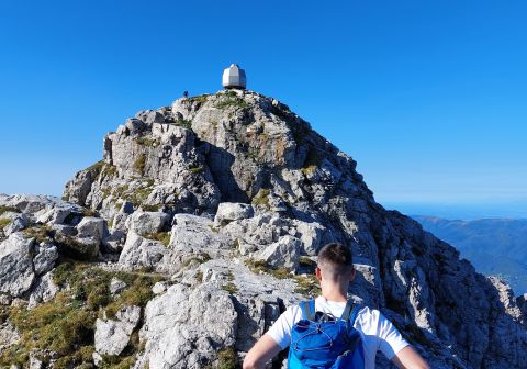 Lungo la Cresta col bivacco in vista