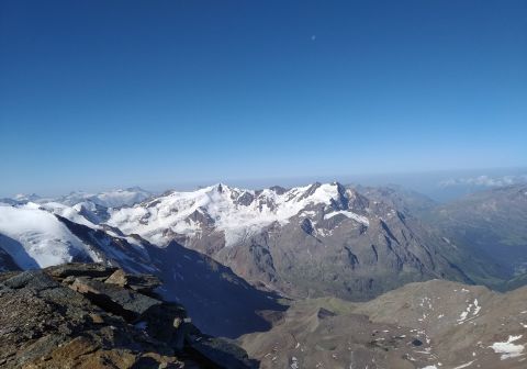 Parte delle tredici cime ed in lontananza il gruppo dell'Adamello