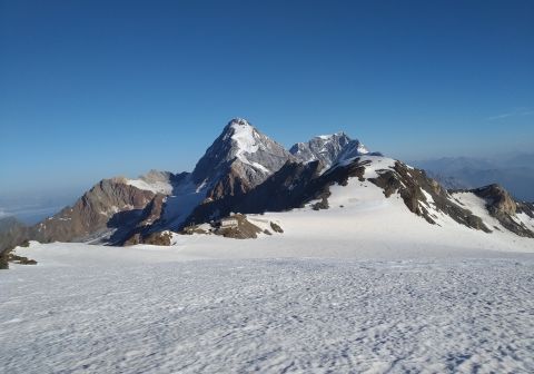 Rifugio Casati con alle spalle Gran Zebrù e Ortles