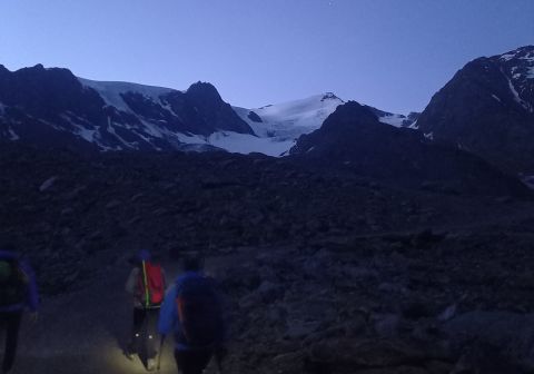 Salendo verso il rifugio Casati con in fronte il ghiacciaio di Cedec