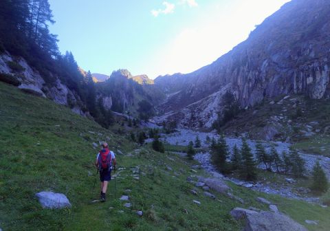 Lungo la valle verso il casinello di Blumone