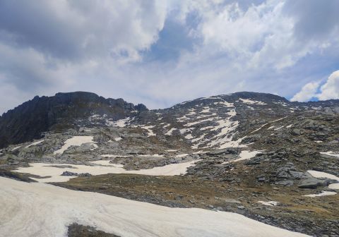 Sella tra il Monte Serosine (destra) e il Monte Gelo