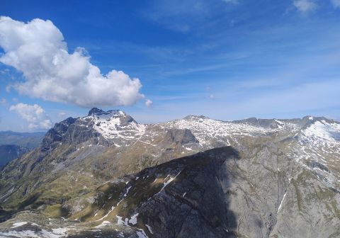 Cornone di Blumone e cima Laione dal monte Gelo