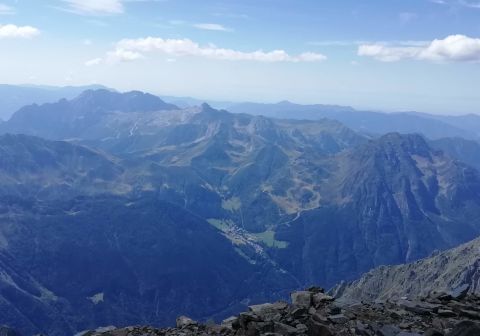 Lizzola e le sue piste da sci e più lontano la Presolana