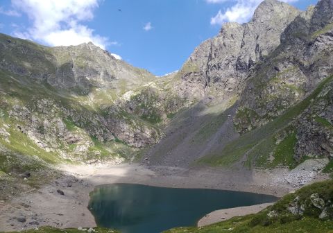 Lago del Diavolo sotto il monte Aga ed il pizzo Cigola