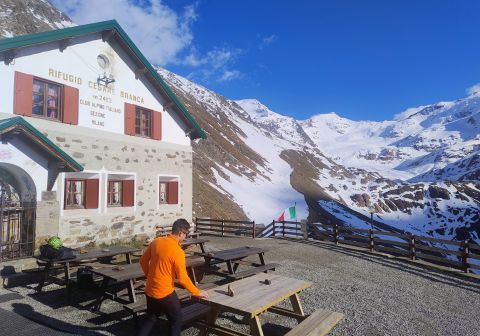 Panorama sul ghiacciaio dei Forni dal Rifugio Branca, in fondo in bella vista la parete nord-ovest della punta Cadini