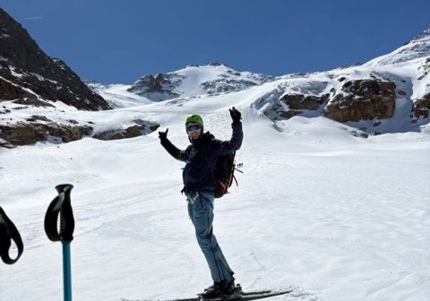 Alle spalle il traverso per superare il cambio di pendenza vicino ai seracchi, la Punta Cadini a fare da sfondo