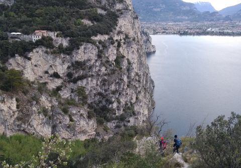 In discesa verso l'attacco del tratto alpinistico