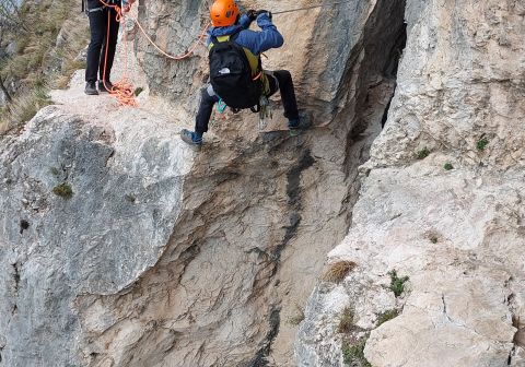 Passaggio nel vuoto attrezzato con un cavetto metallico