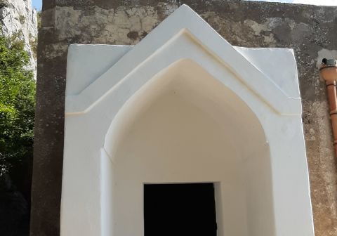 L'ingresso alla chiesa dell'eremo