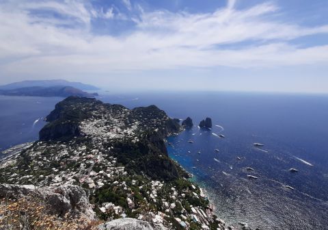 Vista sul centro di Capri, i faraglioni e in lontanaza la penisola Sorrentina