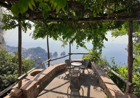 Il terrazzo dell'eremo coperto dal glicine