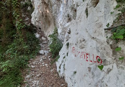 Il sentiero lungo la parete rocciosa