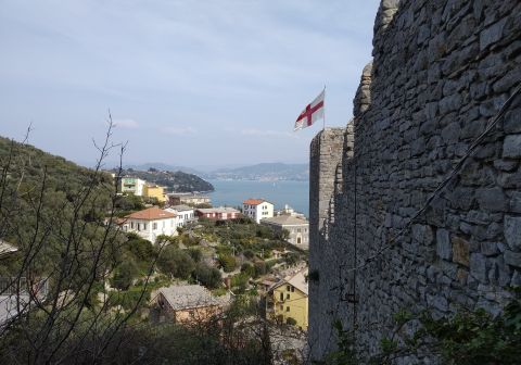 Portovenere, salita lungo le mura del castello