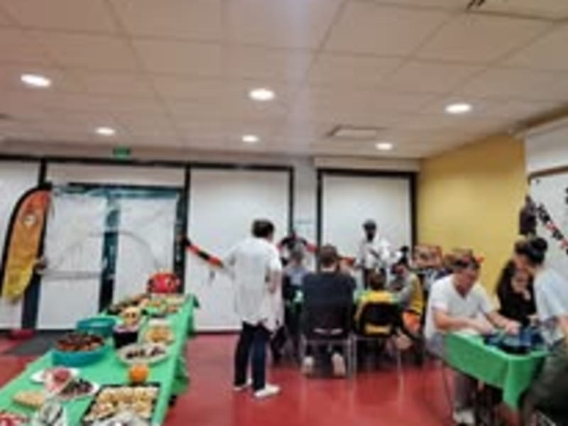 la salle décorée aux couleurs de la Saint Patrick