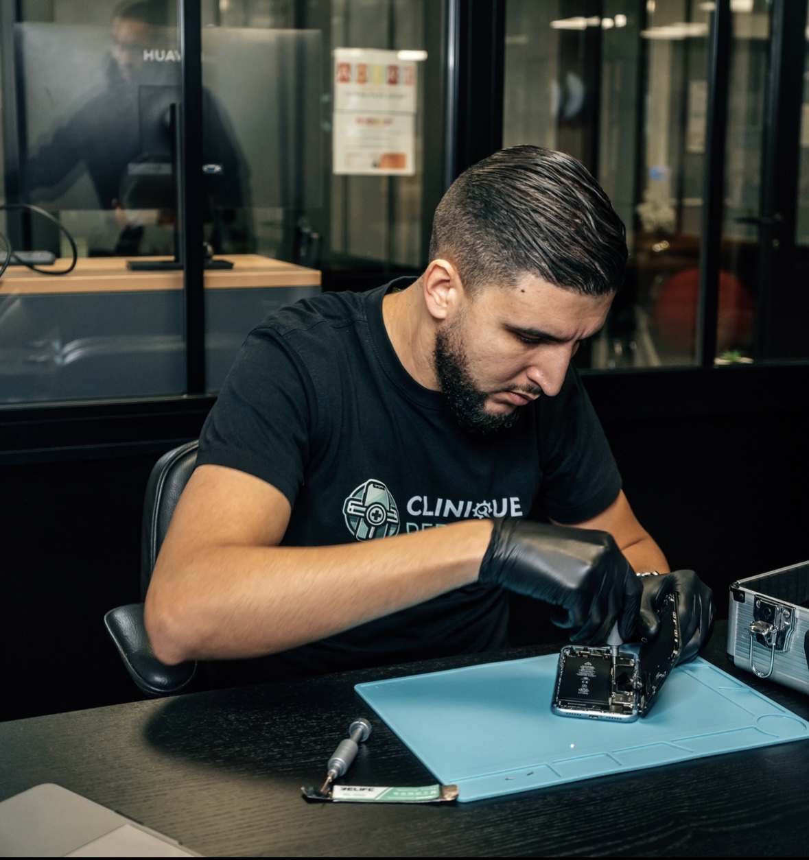 Technicien réparant un téléphone