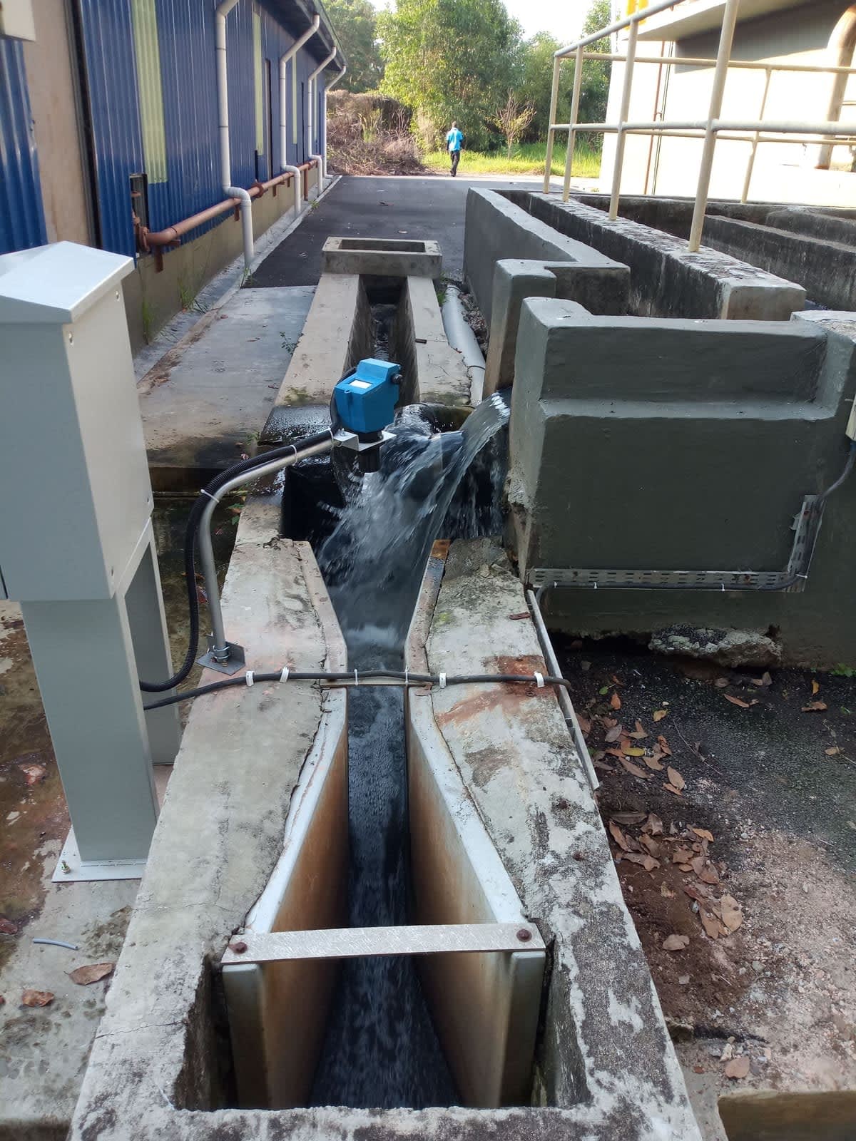 Ultrasonic flowmeter over an open channel at an IWK site in Melaka