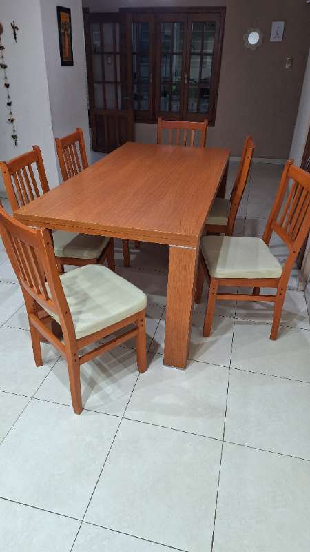 Juego de comedor muy bueno