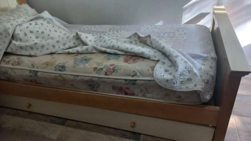 Cama marinera con su mesa de luz, mismo juego. 2