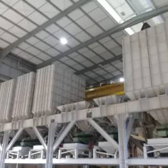 Base metálica robusta para equipamento industrial.