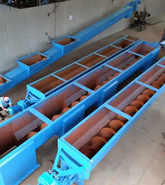 Caldeiraria Santa Rosa - Rosca transportadora industrial em aço, ideal para transporte contínuo de materiais sólidos.