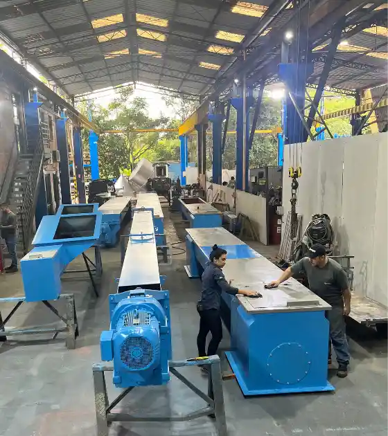 Caldeiraria Santa Rosa - Fabricante de rosca transportadora, mostrando um equipamento robusto em aço.