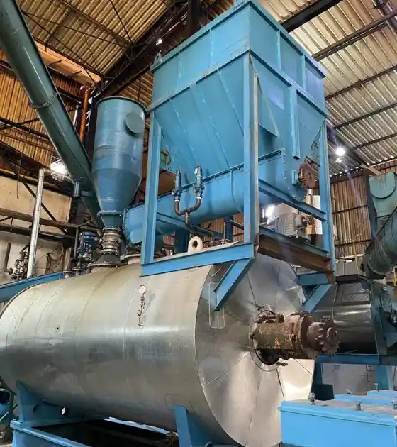 Caldeiraria Santa Rosa - Fabricante de rosca moega, com equipamento sendo finalizado na linha de produção.