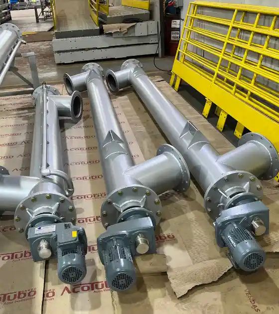 Caldeiraria Santa Rosa - Rosca transportadora tubular em aço inox, demonstrando seu formato fechado para transporte vedado.