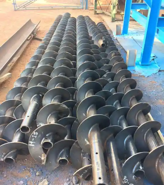 Caldeiraria Santa Rosa - Peças de helicoides recém-fabricadas, mostrando a precisão do formato em aço.