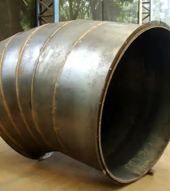 Caldeiraria Santa Rosa - Curva de gomo para tubulação industrial, peça de grande porte em aço.